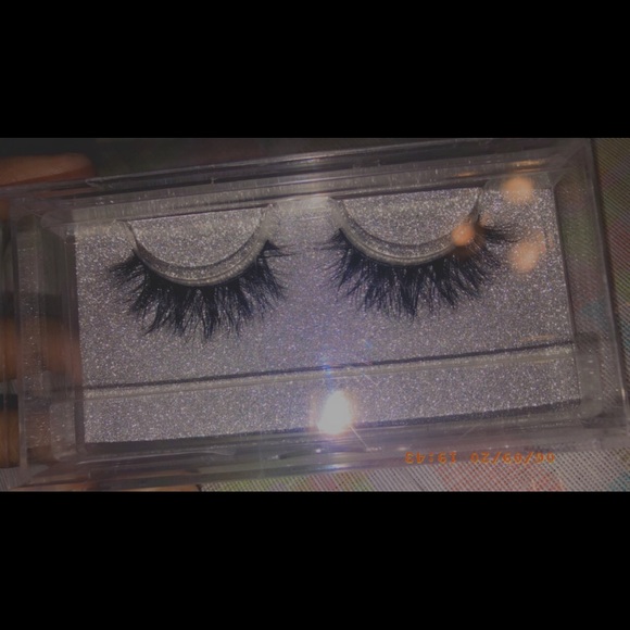 Lashes - Picture 4 of 11